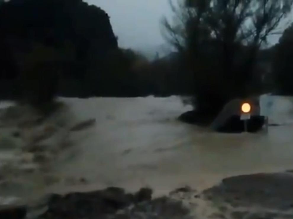 El río Ara, desbordado, a su paso por Jánovas.