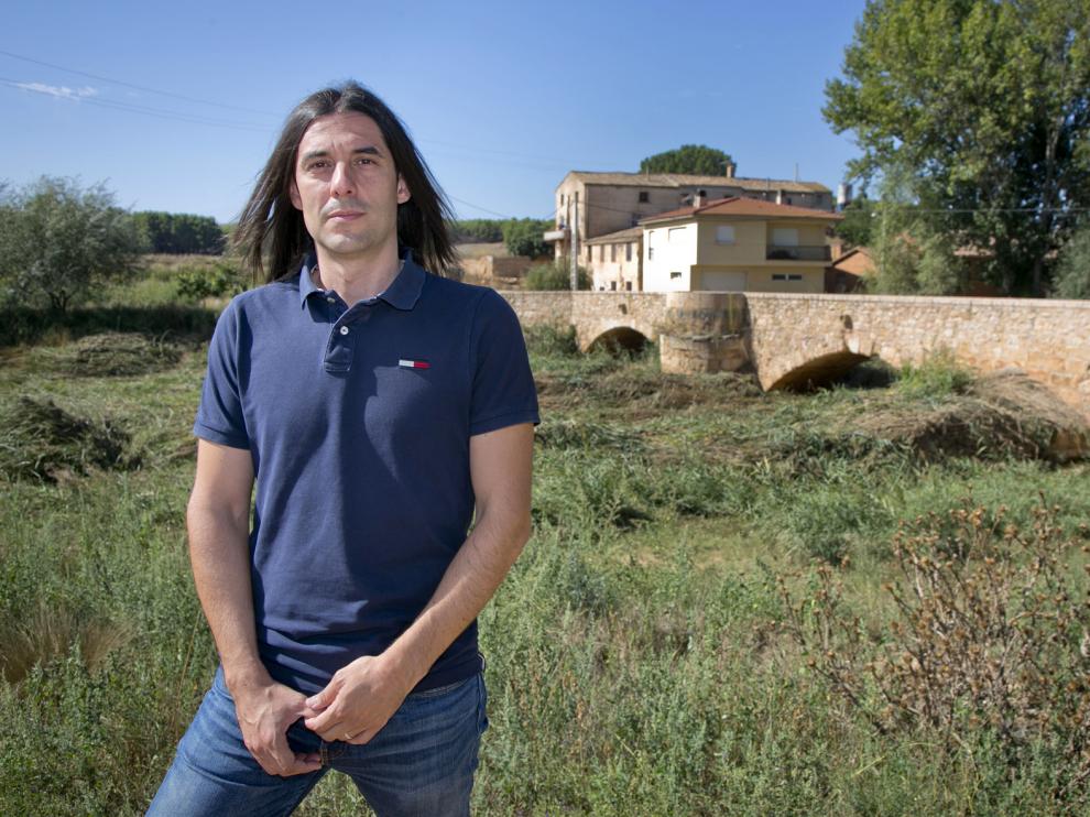 José Carlos Tirado, con el puente medieval sobre el Jalón de fondo.