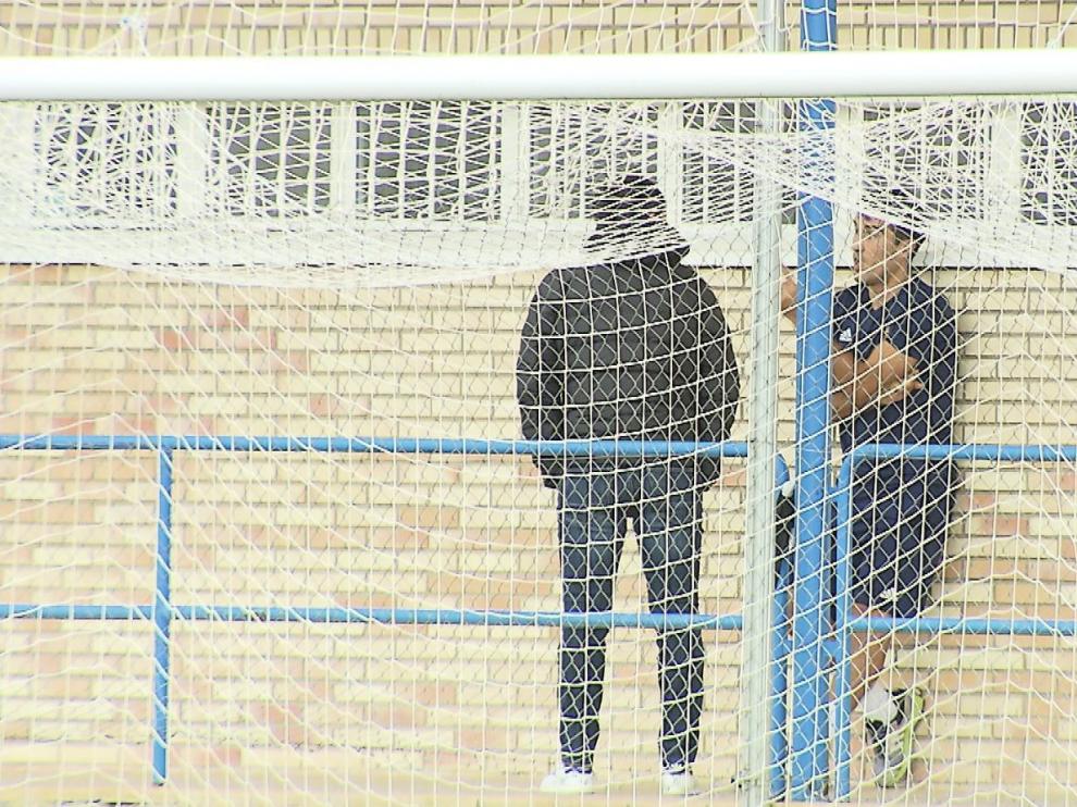 Zapater, apoyado en la pared del vestuario del equipo, charla a solas con Lalo Arantegui, nada más llegar al campo de entrenamientos del equipo el director deportivo en la mañana de este domingo.