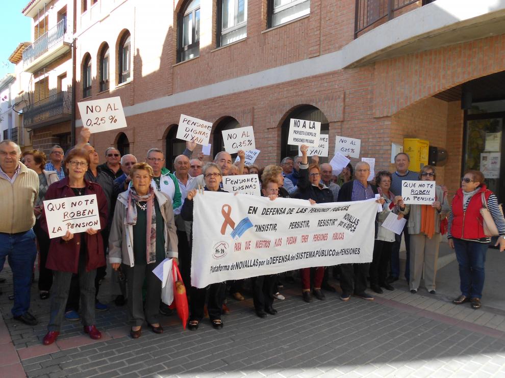 Medio centenar de vecinos de Novallas han participado en la concentración.