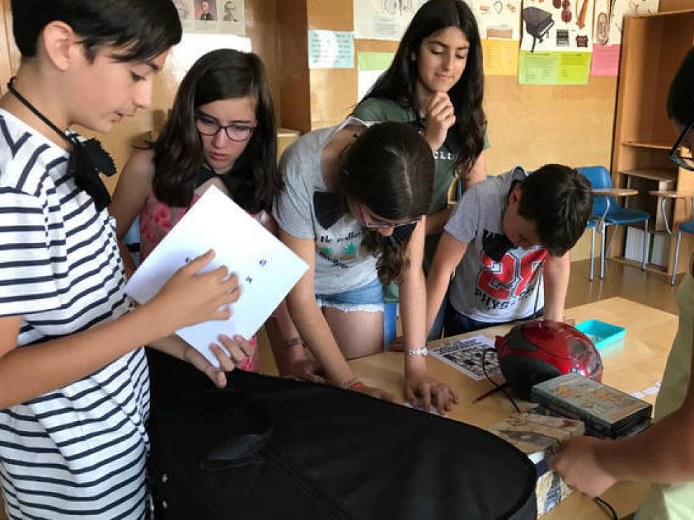 Los escolares, reuniendo pistas y resolviendo enigmas, en equipo, para lograr 'escapar' de la habitación de la música.