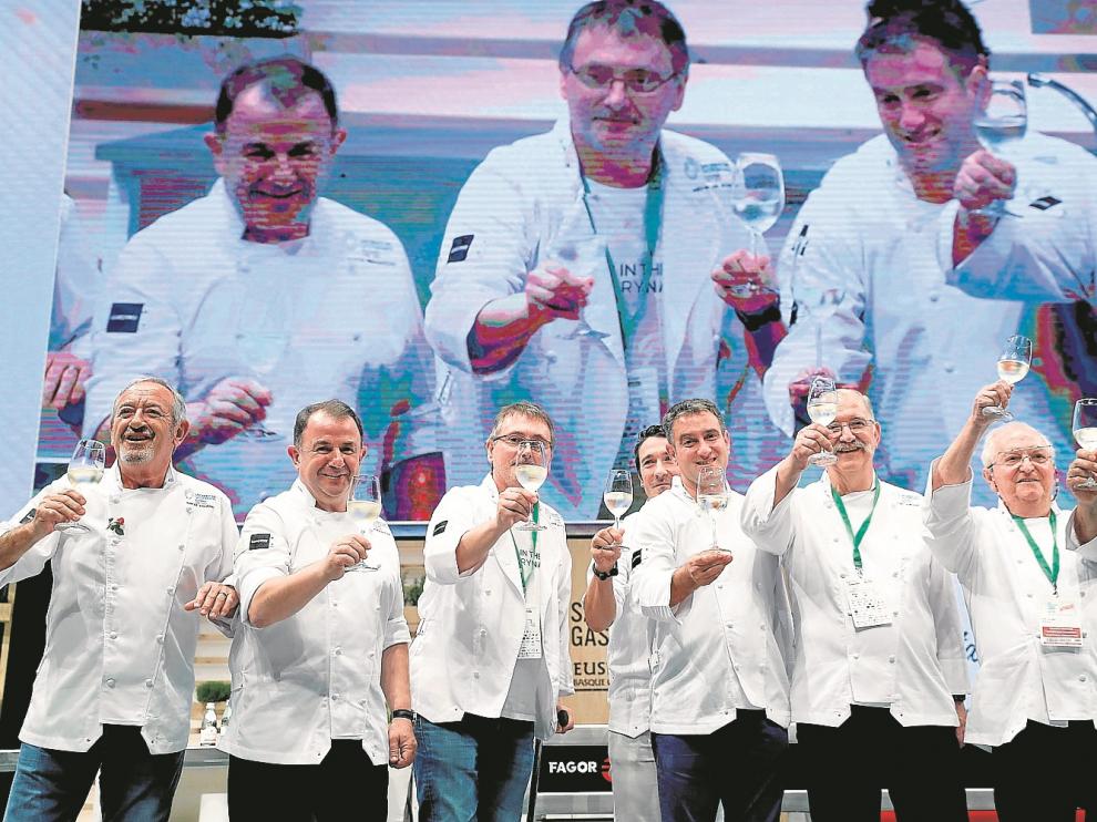 Arzak segundo por la derecha fue homenajeado por Arguiñano, Berasategi, Aduriz, Atxa, Allia, Subijana y Arbelaitz.