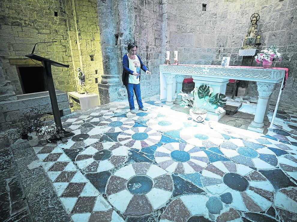 Roser muestra el suelo del altar mayor de la parroquia en el monasterio de Alaón.