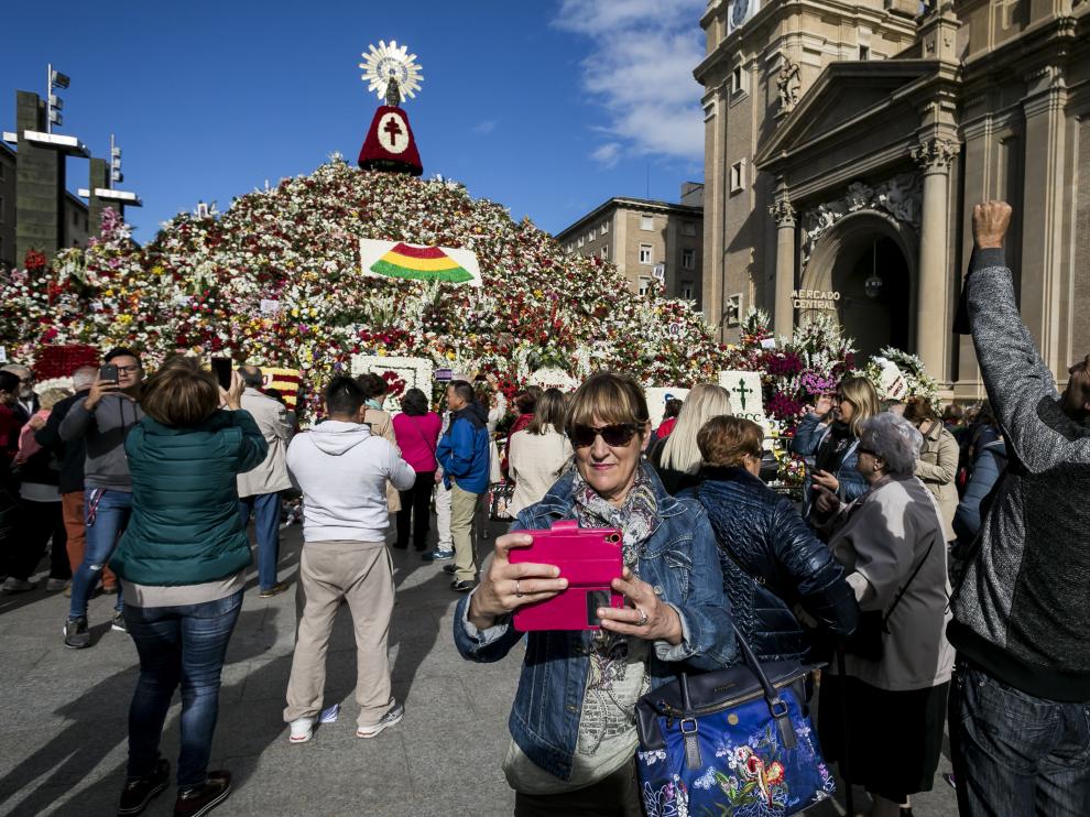La lluvia del domingo y las altas temperaturas están propiciando que las flores del manto de la Virgen se marchiten con rapidez. Aunque la intención municipal es siempre mantener la estructura en la plaza el máximo tiempo posible, ayer no descartaban tener que retirar las ofrendas y los andamiajes entre hoy y mañana.