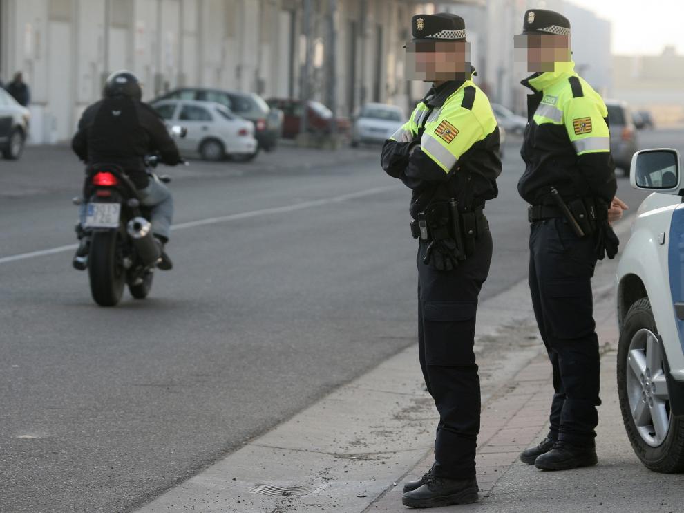 Dos agentes de la Policía Local de Pinseque, en una foto de archivo.