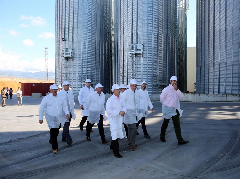 El consejero Olona junto a otros representantes institucionales visitan las instalaciones de Harineras Villamayor.