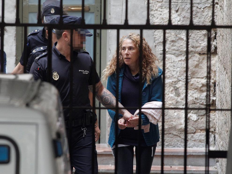 María Concepción M.V, apodada como 'viuda negra de Alicante', sale de los juzgados de Benalúa.