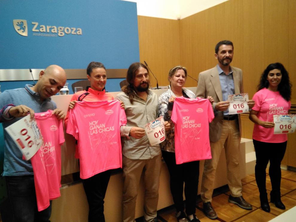 De izquierda a derecha: Capi (FEDA), Pueyo (atleta), Híjar, (Concejal de Deportes), Rivas (Amac-Gema), García (AECC) y Calleja (Portavoz de la carrera).