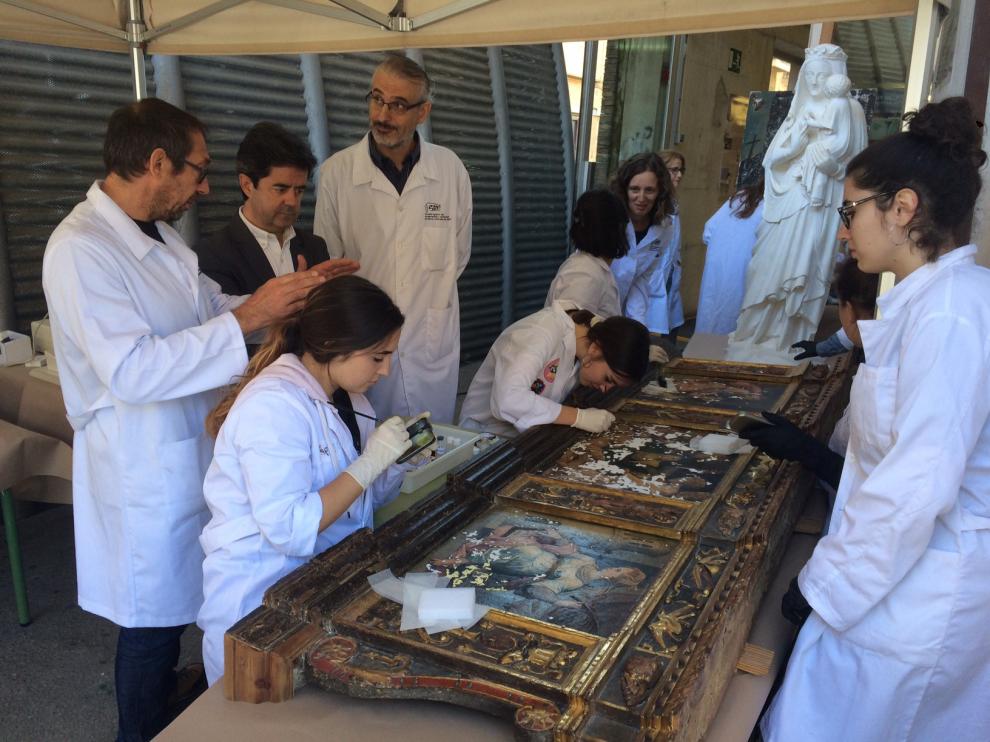 Luis Felipe, durante su visita a la carpa instalada por la Escuela para que alumnos y profesores muestren su trabajo