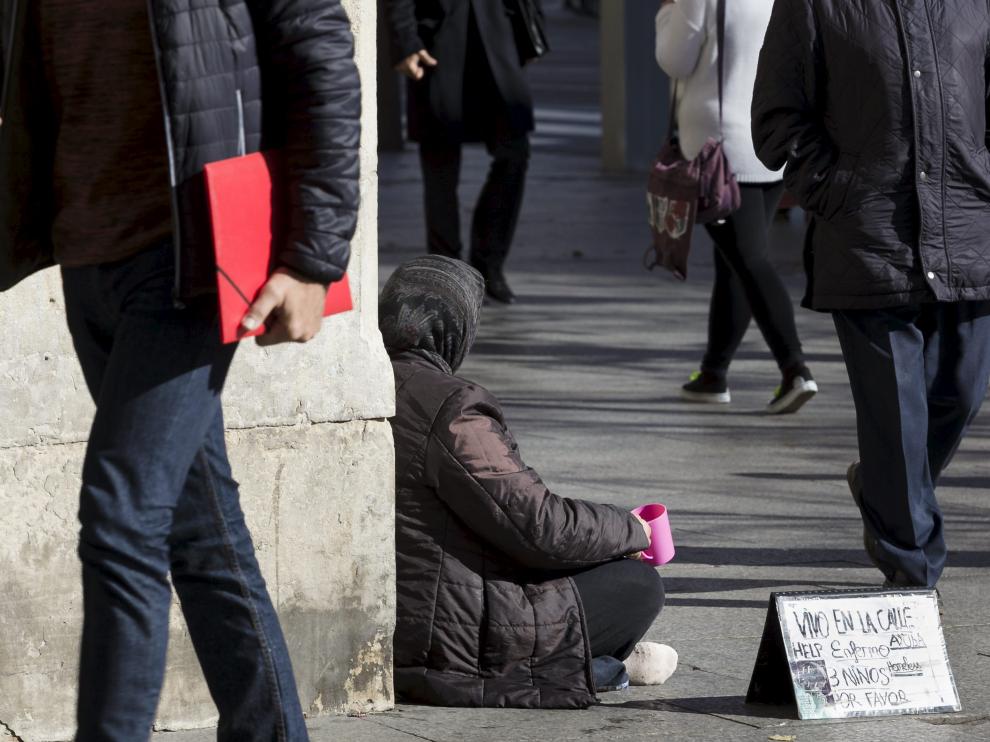 Una mendiga, en las calles de Zaragoza