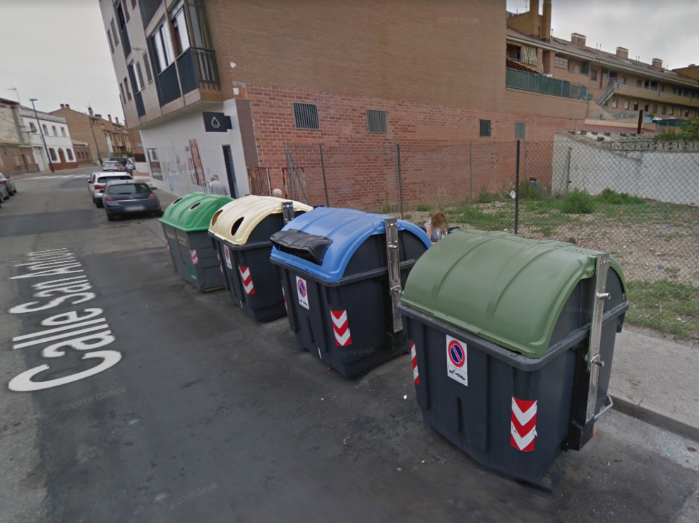 Los cuatro contenedores quemados en la calle de San Antón.