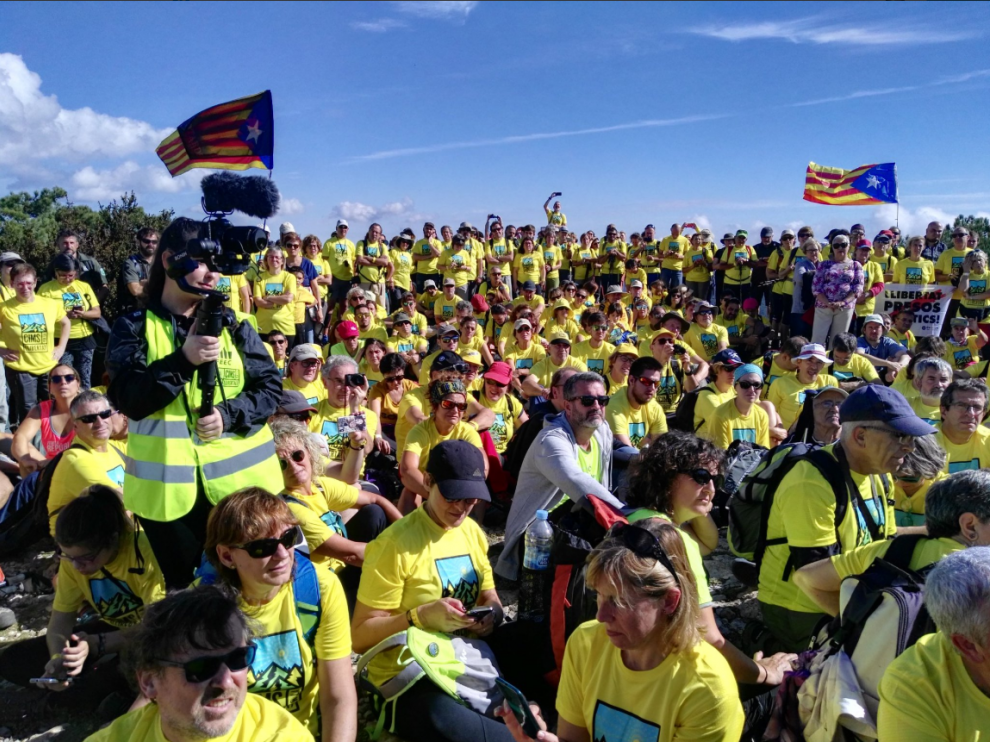 Cientos de independentistas ascendieron al pico de Tossal del Rei.