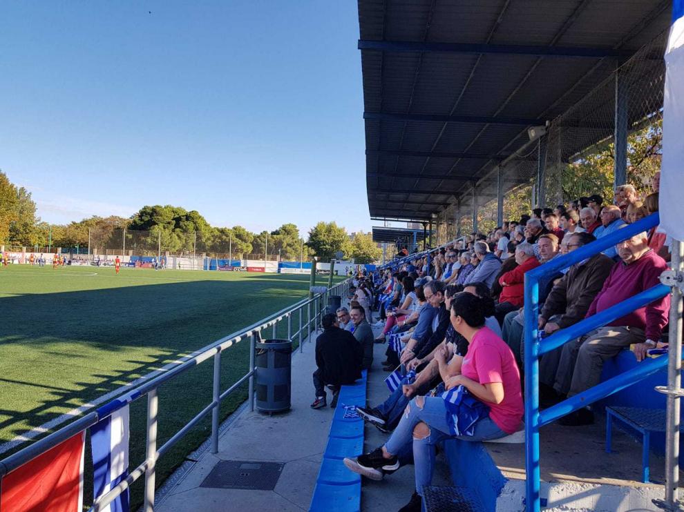 Grada del campo de fútbol de La Almozara en el partido contra el Lleida.