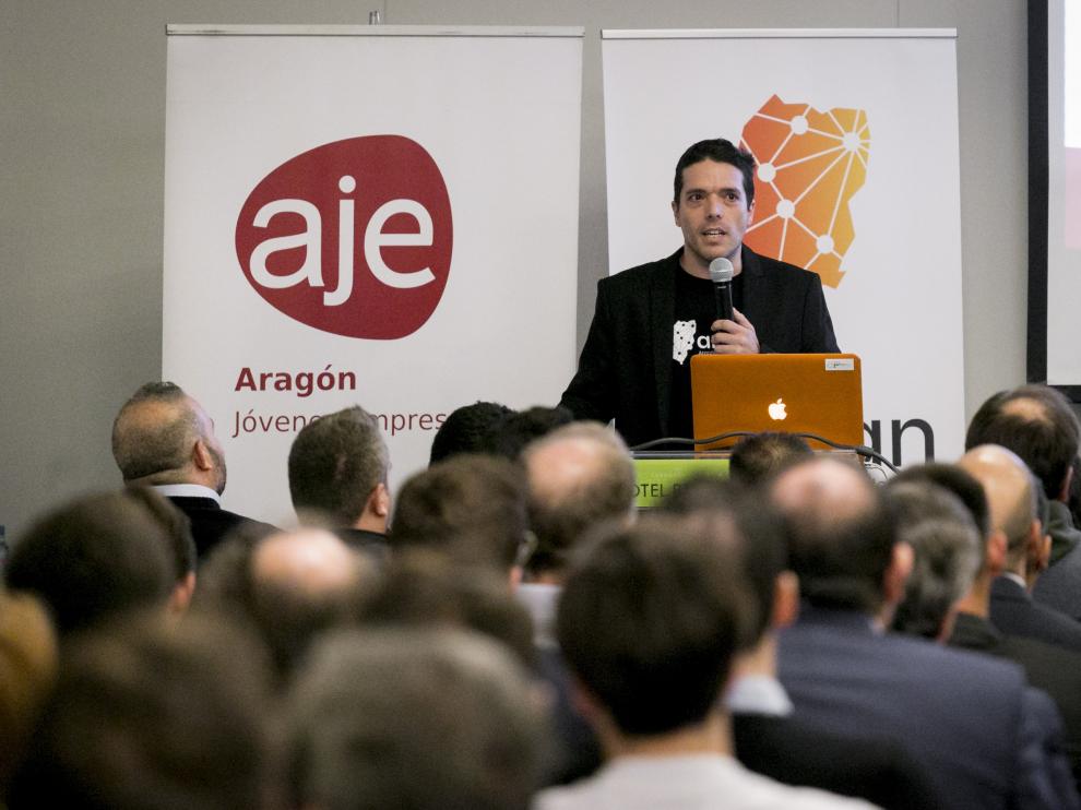 Alex Dantart, director de Araban, presenta al proyecto ante un nutrido grupo de asistentes