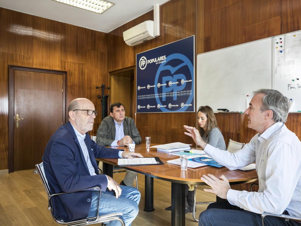 El portavoz del PP, Jorge Azcón, recibió en su despacho a los responsables de Aragón Stop Sucesiones y Plusvalía.