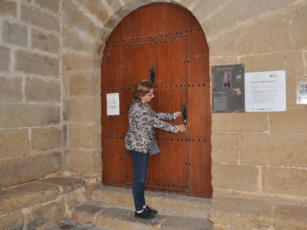La alcaldesa de Torre del Compte, a las puertas del Ayuntamiento.
