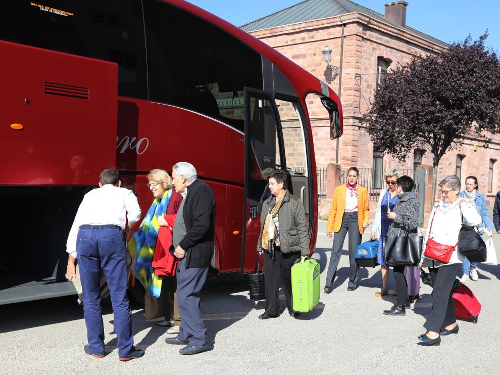 Viajeros procedentes de Valencia han tenido que coger un autobús para continuar el trayecto por carretera.