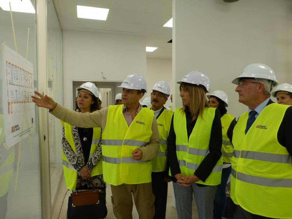 La visita esta mañana a las obras del nuevo laboratorio. Además del consejero, está la alcaldesa de Sabiñánigo, Berta Fernández, y la directora general de Sostenibilidad, Pilar Gómez.