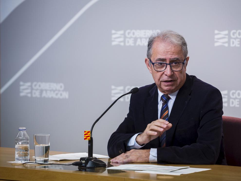 El consejero de Hacienda, Fernando Gimeno, en una rueda de prensa en la sede de la DGA.
