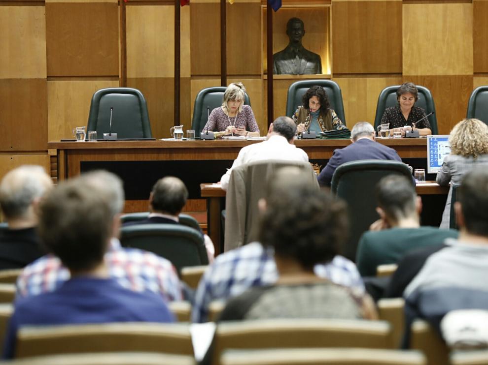 Varios representantes de la Policía Local han asistido esta mañana al salón de plenos.