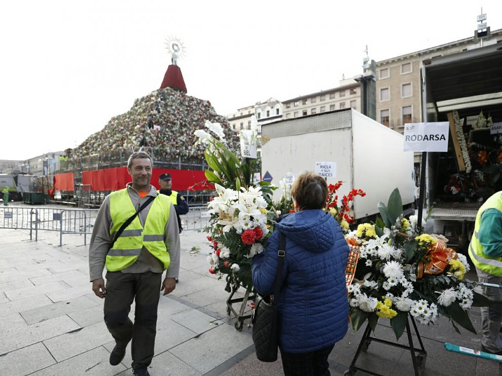 Desmontaje del mando de flores de la Ofrenda
