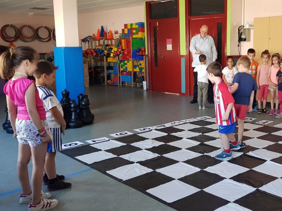 Taller de ajedrez en el colegio Zalfonada, con la visita de Leontxo García.
