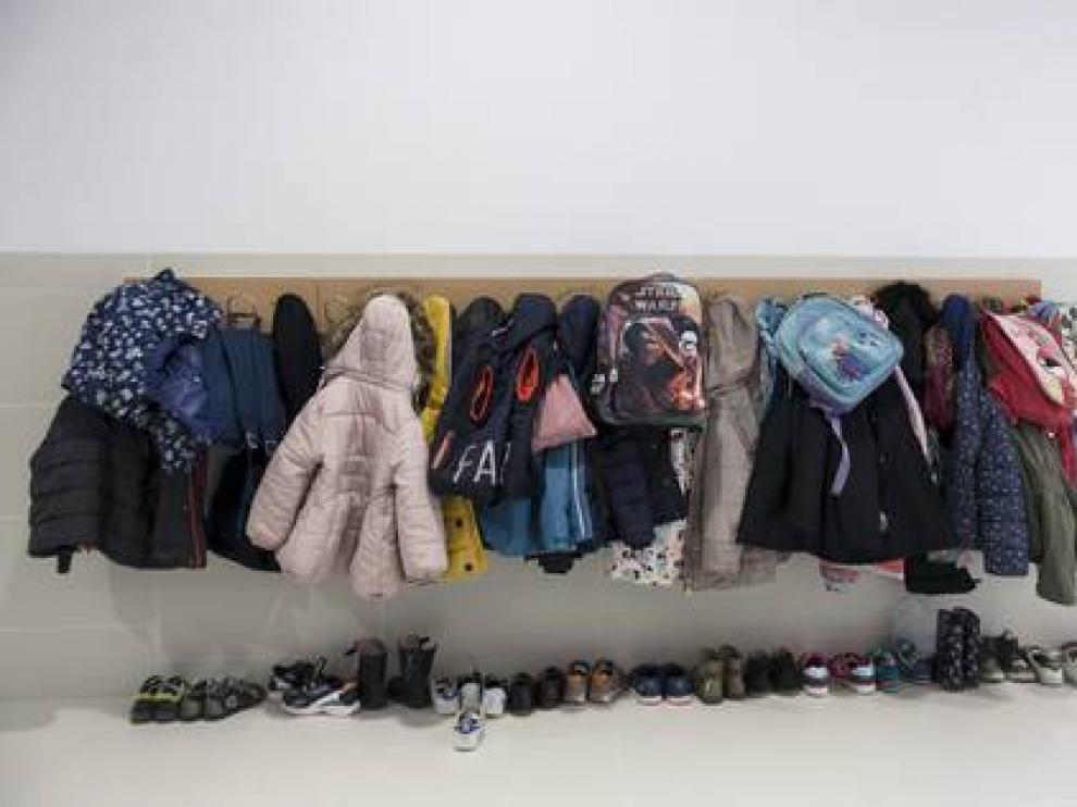 Abrigos y calzado de escolares de infantil en un colegio de Zaragoza.