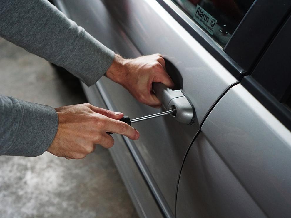 El hombre actuaba solo y se hizo con dos coches a la semana hasta que lo detuvo la Guardia Civil.