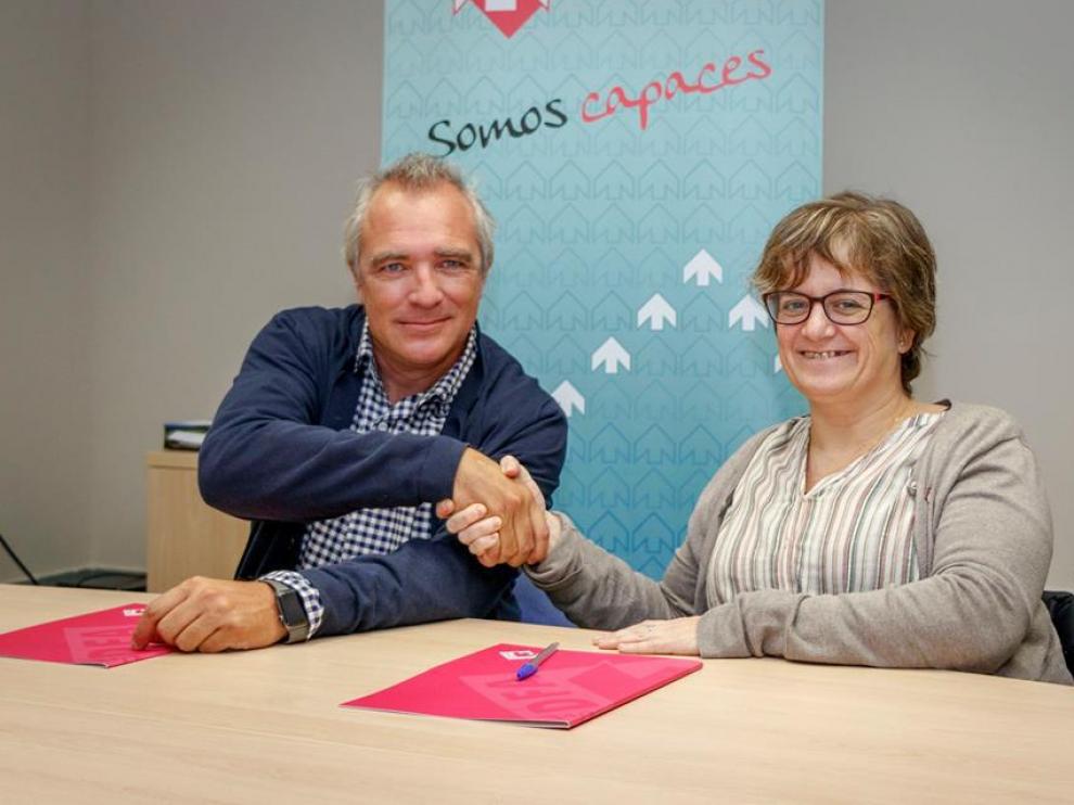 Luis Ferreira, gerente de Fly-Pyr, y Marta Valencia, presidenta de Fundación DFA, en la firma del convenio.