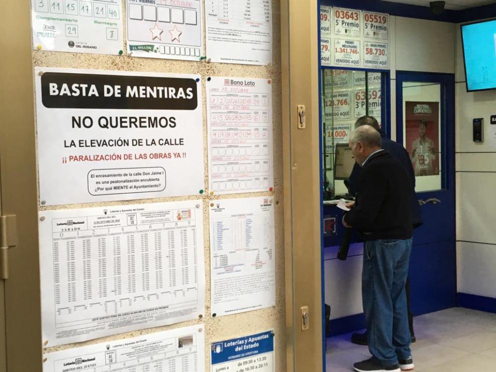 Los comerciantes de Don Jaime han colgado este jueves carteles reivindicativo