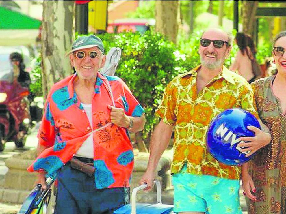 Álvaro de Luna, José Luis Gil y Luisa Gavasa, en un fotograma de la película 'Miau', que se estrena hoy.