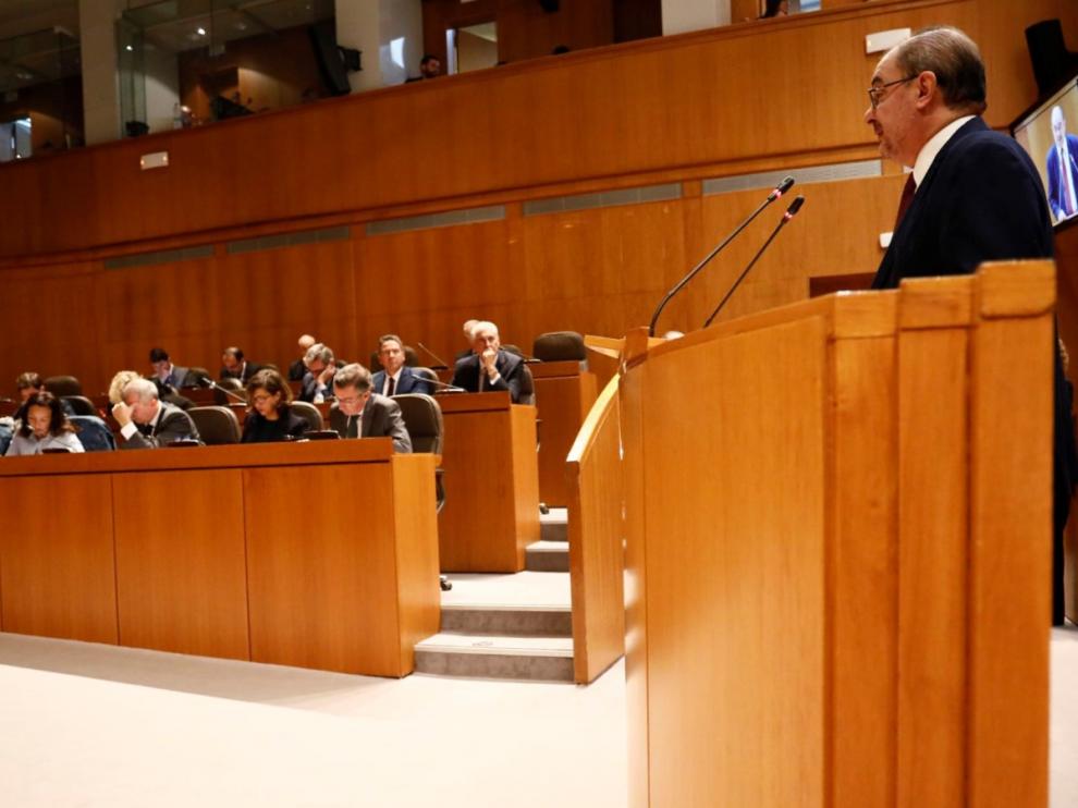 Imagen de archivo de Javier Lambán, durante una comparecencia en el pleno.