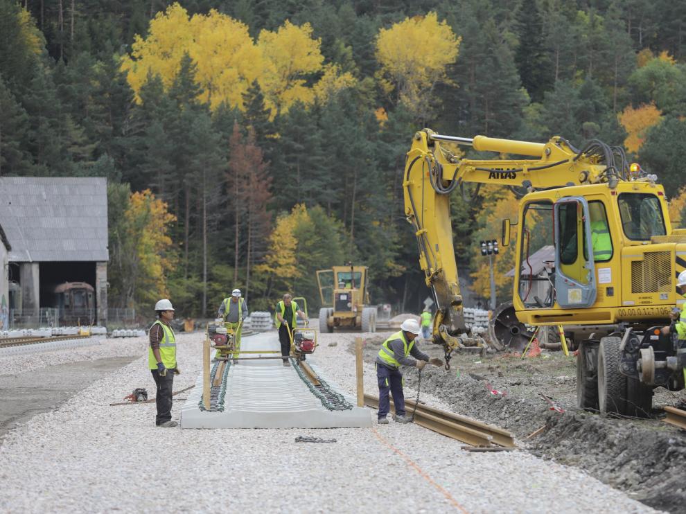 Trabajadores de la UTE Acciona-Avintia instalan una vía de mercancías ayer en la estación de Canfranc.