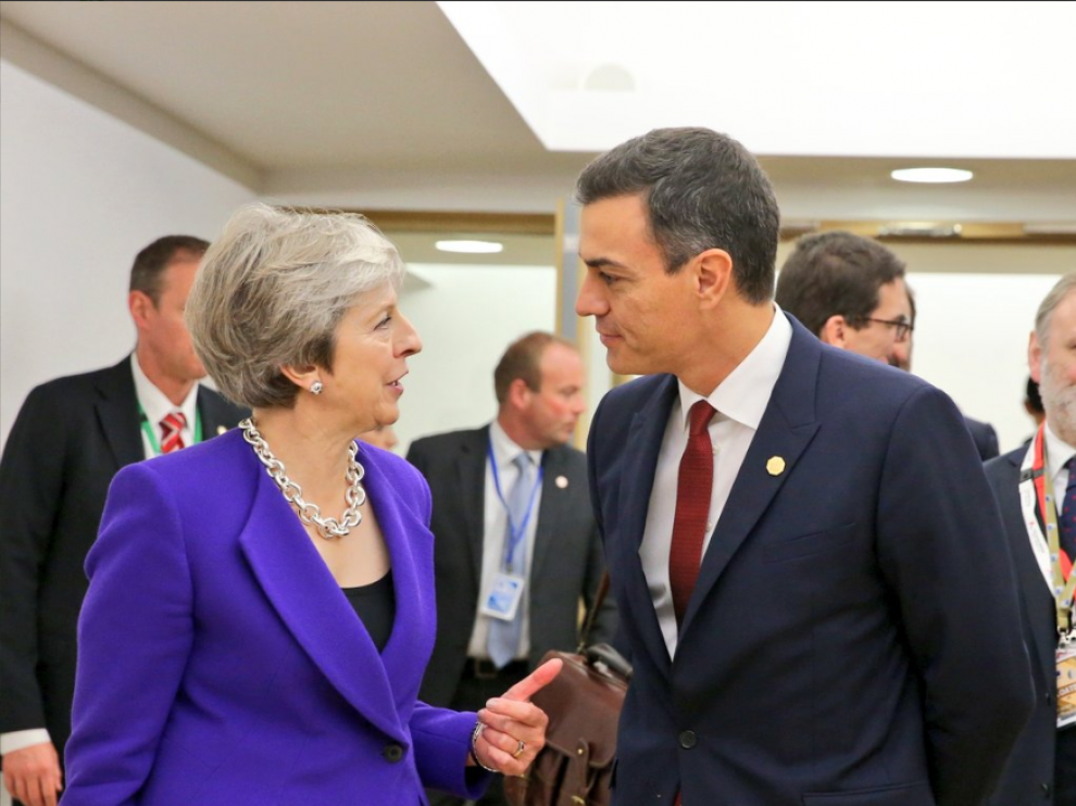 Imagen de archivo de Theresa May y Pedro Sánchez.