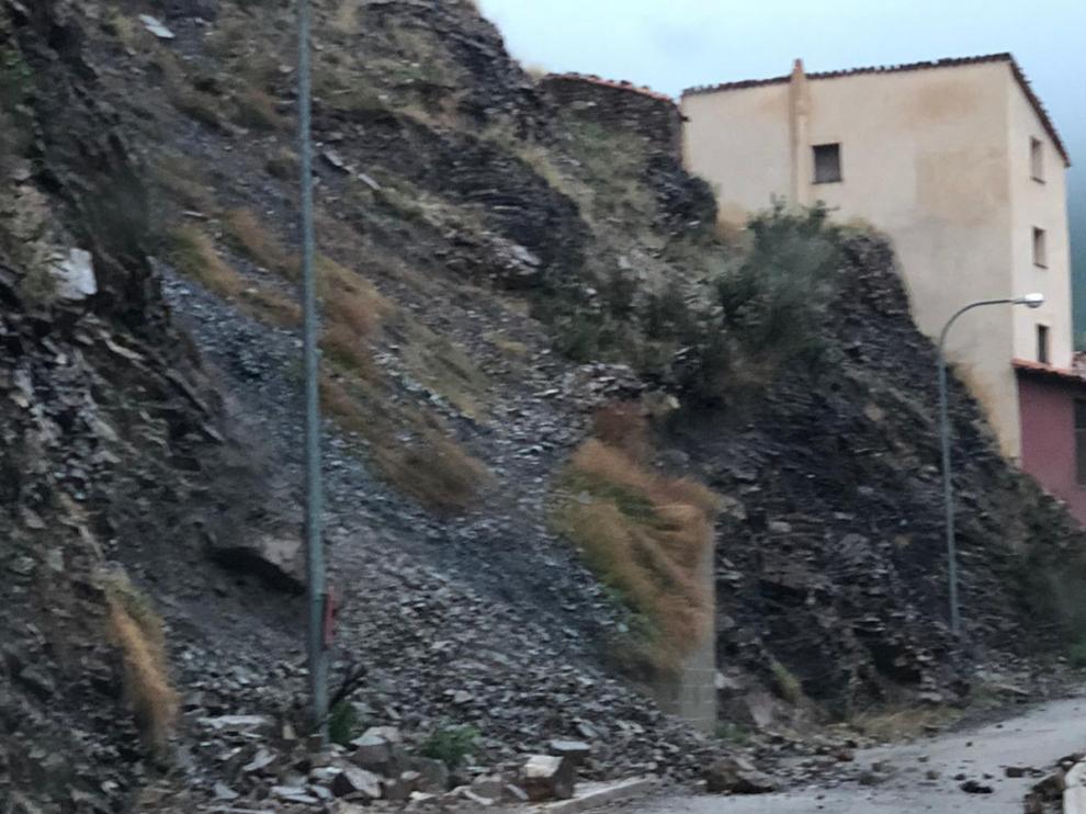Imagen de otro desprendimiento ocurrido este viernes en Peñasrroyas, barrio de Montalbán.