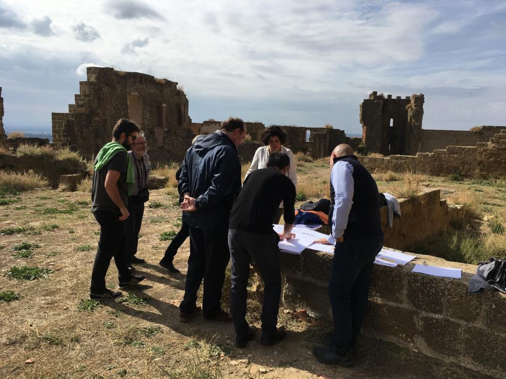 Los técnicos han evaluado las nuevas grietas aparecidas en el castillo de Montearagón