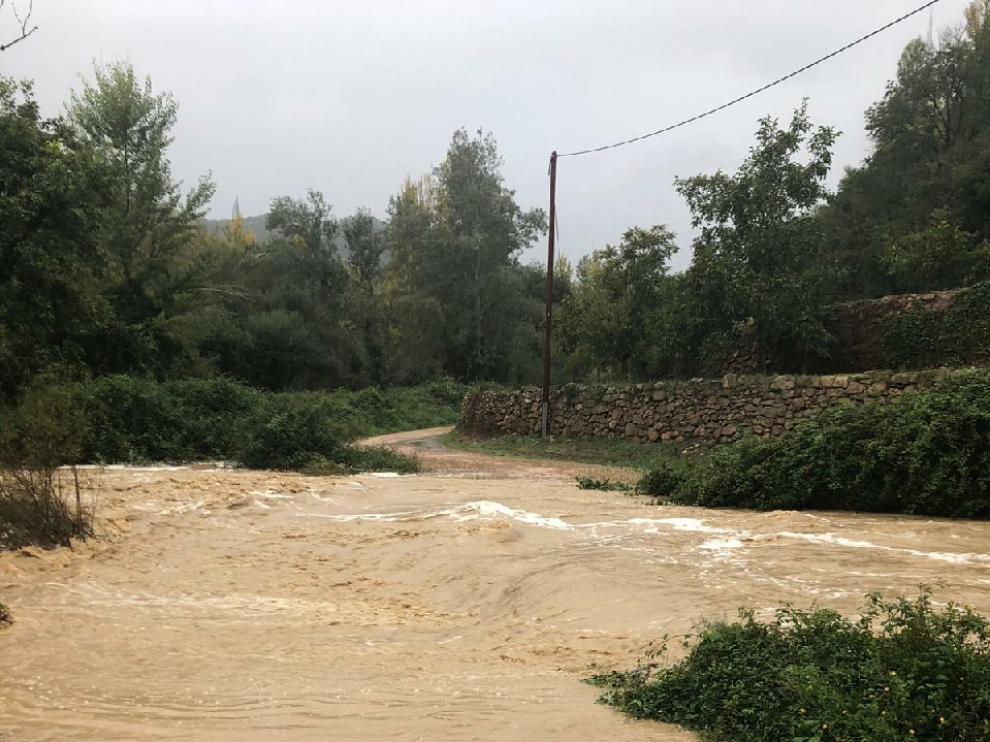 El vado para cruzar el Mijares y llegar a Los Ramones, inundado por la crecida.