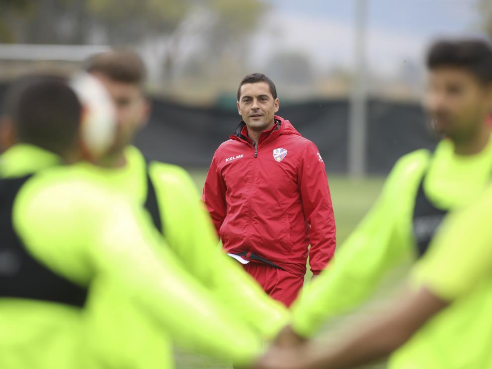 Francisco observa a sus jugadores durante el entrenamiento de este viernes en el Montearagón.