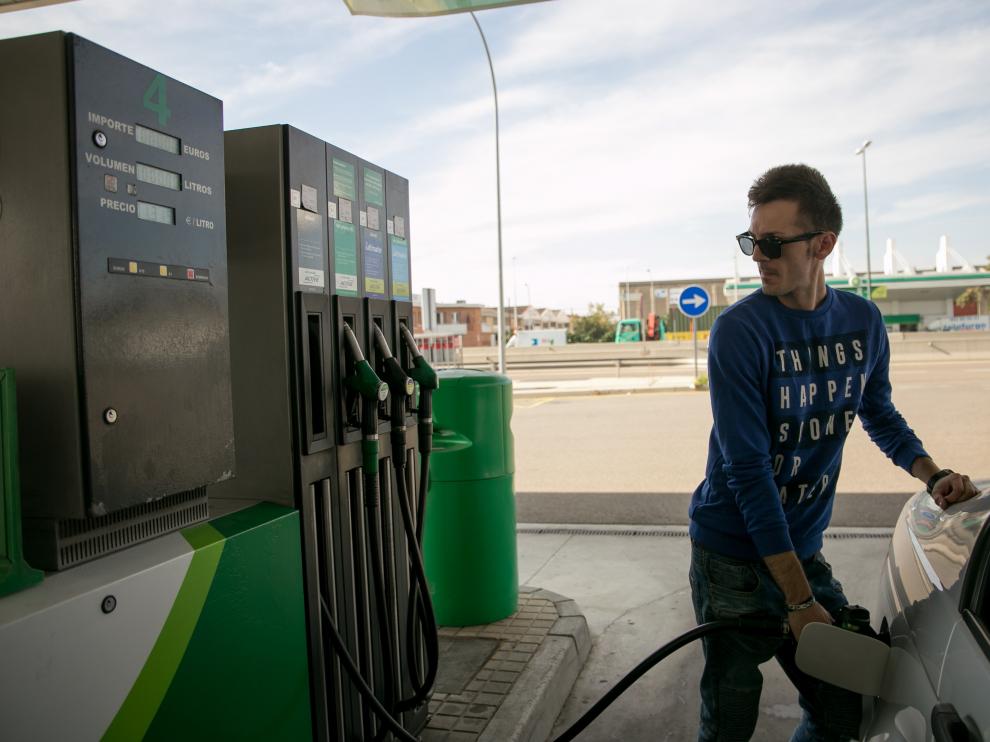 Un hombre en una gasolinera de Zaragoza.