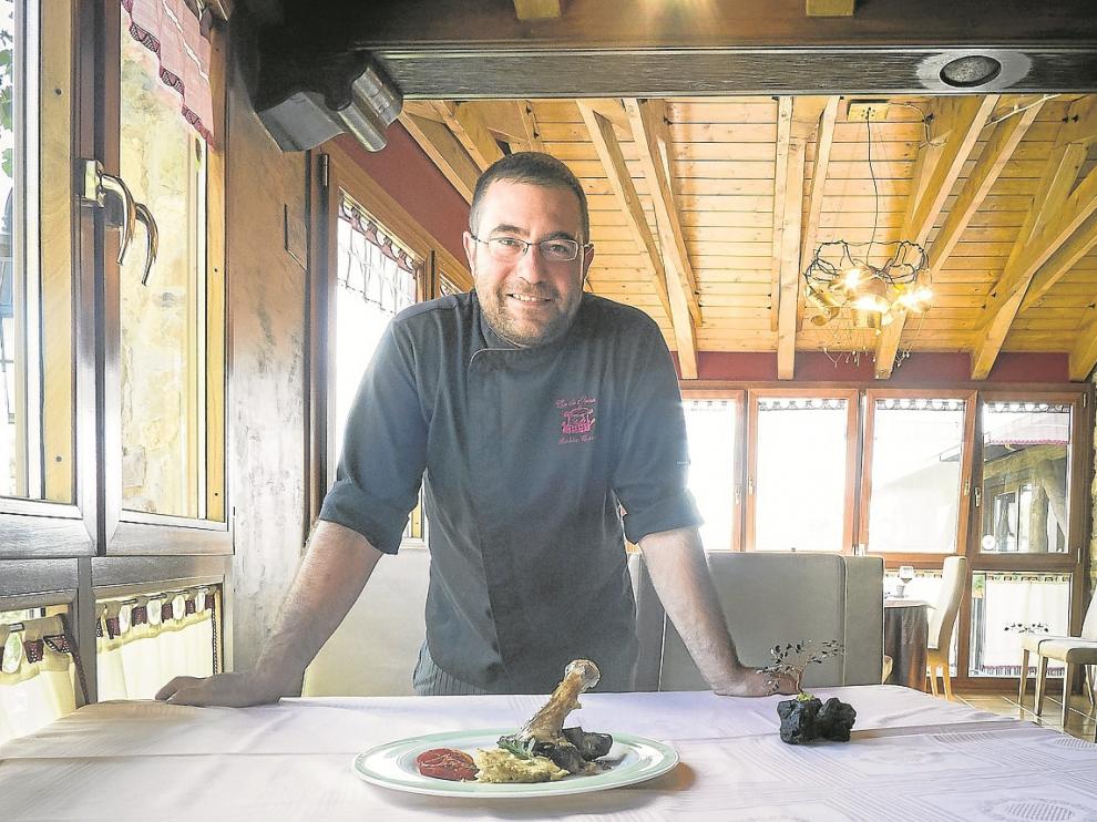 El cocinero Rubén Cierco en el ampliado comedor de Ca de Graus.