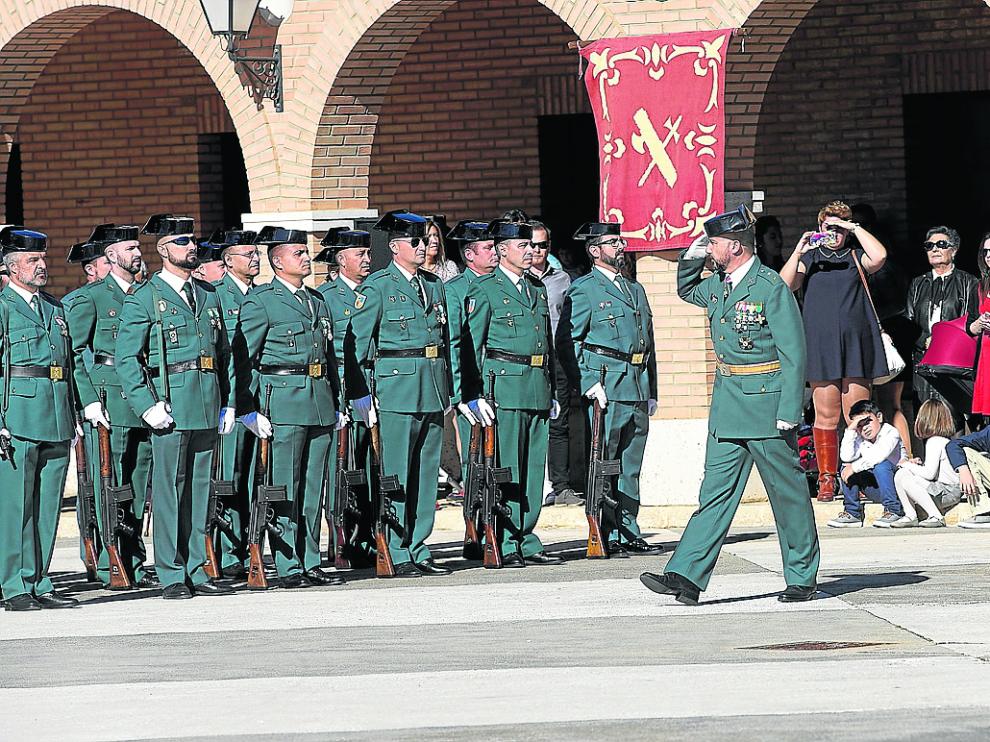 Más efectivos. La plantilla de agentes de la Guardia Civil en Teruel se ha incrementado esta misma semana. En la foto, el teniente coronel de la Comandancia de Teruel, Rafael Soler, pasa revista a la formación el pasado 12 de octubre, durante los actos oficiales de celebración de la patrona de la Benemérita.