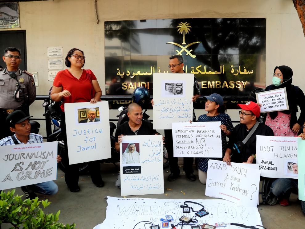 Decenas de periodistas protestan por la desaparición de Jamal Khashoggi.