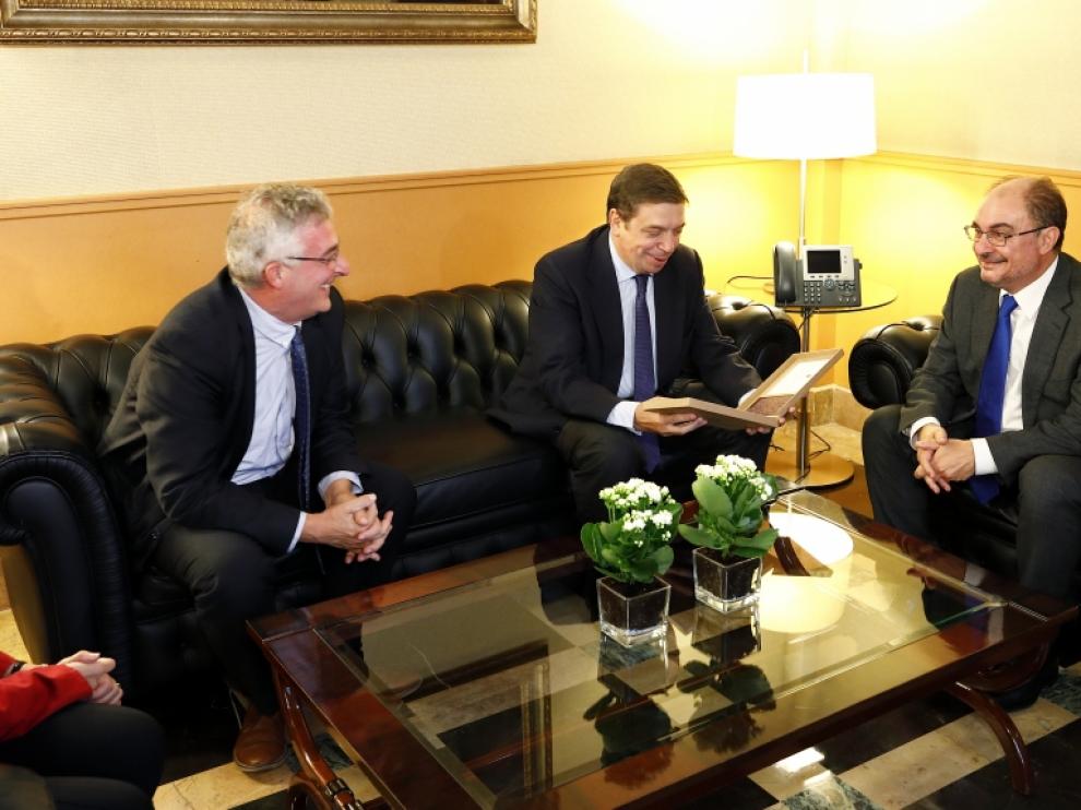 El presidente del Gobierno aragonés, Javier Lambán, saluda al ministro de Agricultura, Luis Planas, junto al consejero de Desarrollo Rural, Joaquín Olona.
