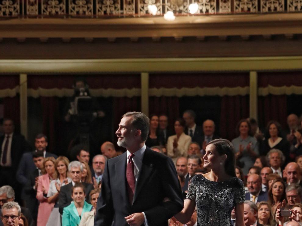 Los Reyes durante su asistencia a la ceremonia de entrega de los Premios Princesa de Asturias, esta tarde en el Teatro Campoamor de Oviedo.