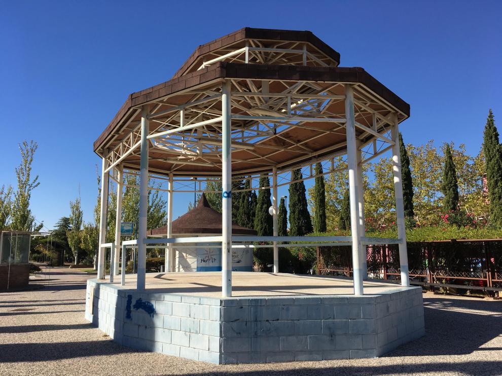 El abandono y el vandalismo hacen mella en los quioscos de Montecanal