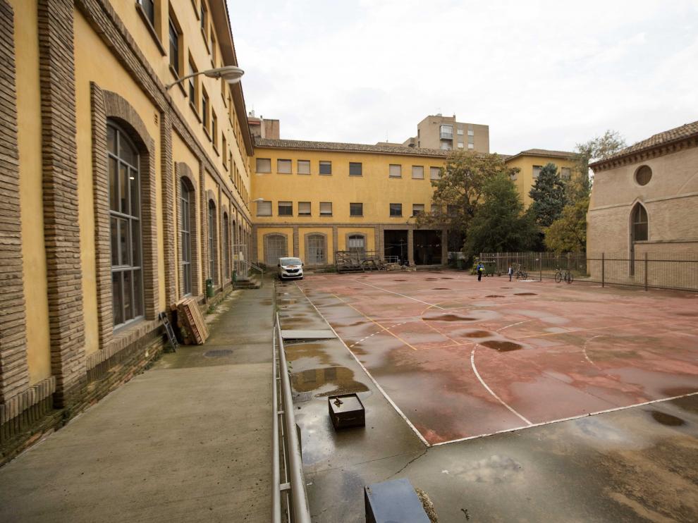 Imagen del patio exterior del antiguo instituto Luis Buñuel que quiere reformar el gobierno