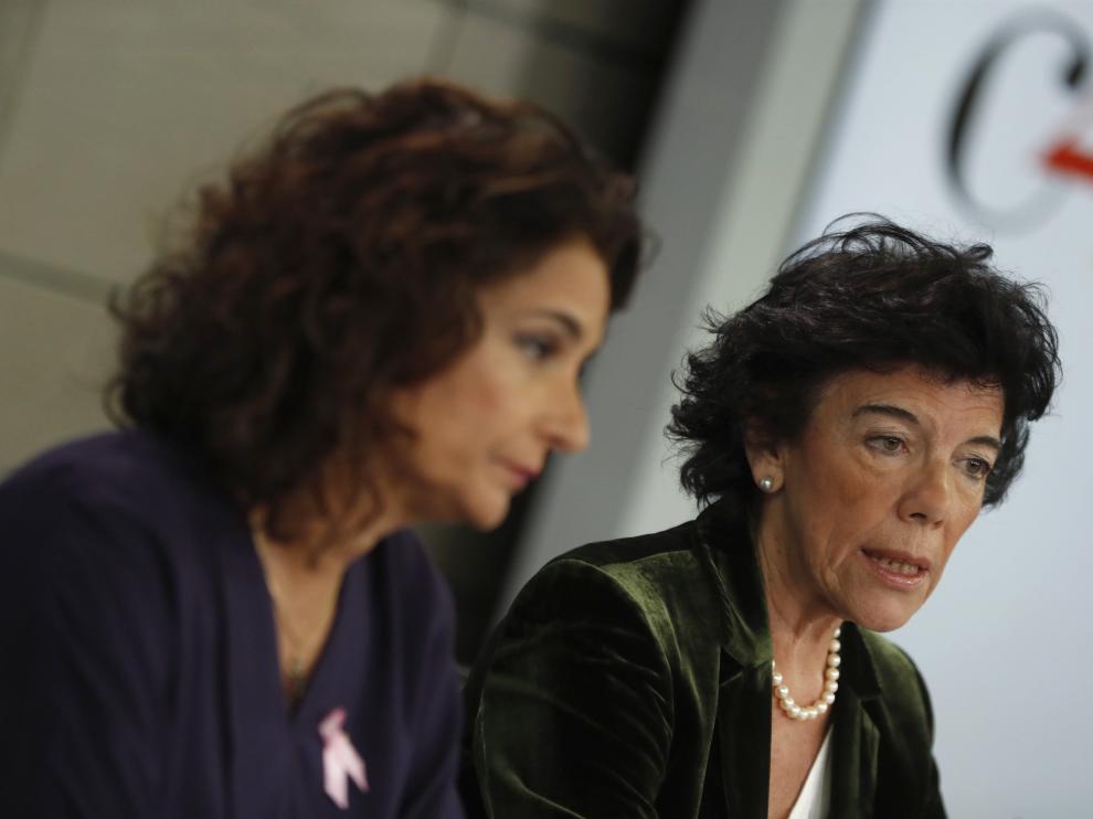 La portavoz del Gobierno, Isabel Celaá, y la ministra de Hacienda, María Jesús Montero.