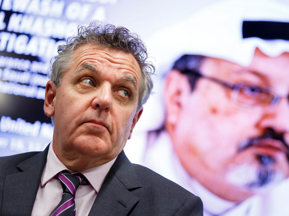 Robert Mahoney, del Comité para la Protección de los Periodistias (CPJ) ofrece una rueda de prensa con la imagen del periodista desaparecido Jamal Khashoggi.