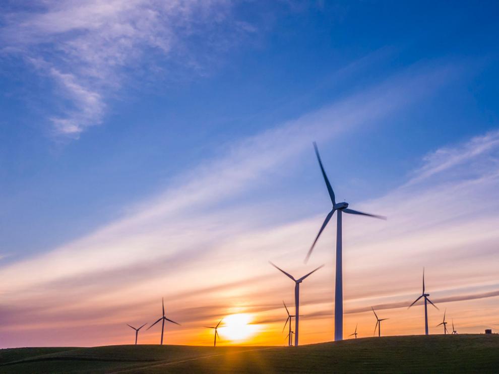 Los molinos de viento generan energía limpia.