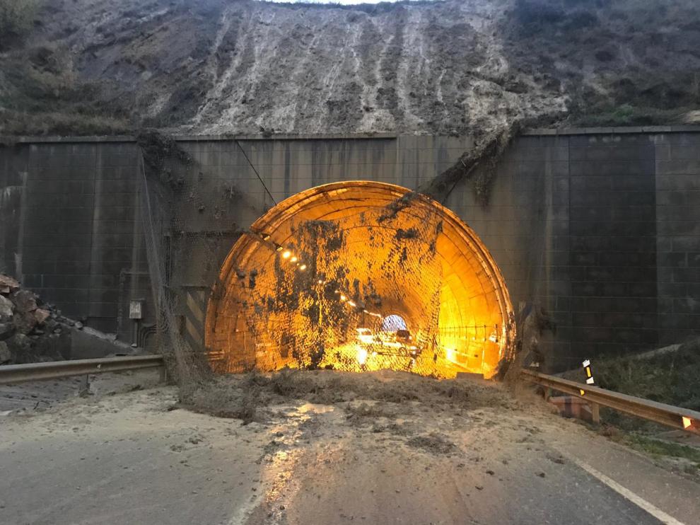 La malla que sujeta el talud del túnel de Sant Just desprendida.